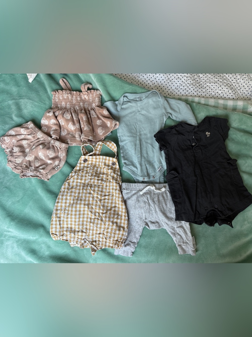 0-6M clothes . 5items total . Carters and Gerber